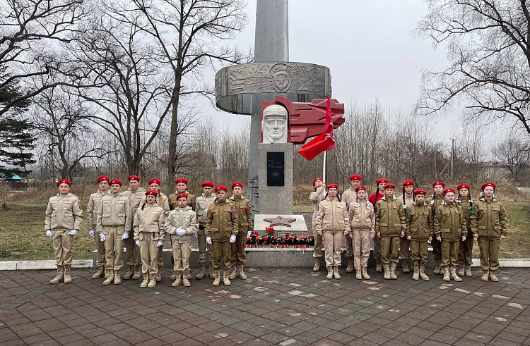 Юнармейцы приводят в порядок памятники в Приморье.