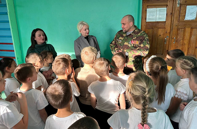 Участник СВО провел зарядку для школьников приморского села Фроловка.