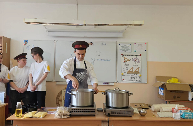Школьников Владивостока на гастроуроках знакомят с блюдами фронтовой кухни.