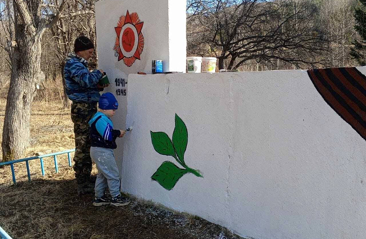 Памятники Кавалеровского округа благоустраивают ко Дню Победы.