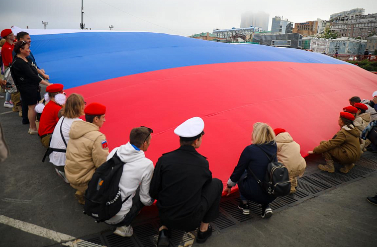 Автопробег, парусная регата и вручение паспортов пройдут в День Государственного флага в Приморье.