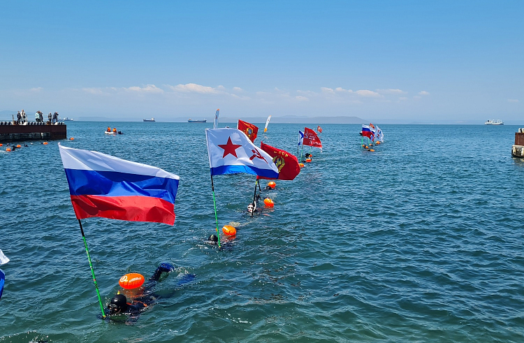 Флаги «Победного заплыва» украсили Амурский залив.