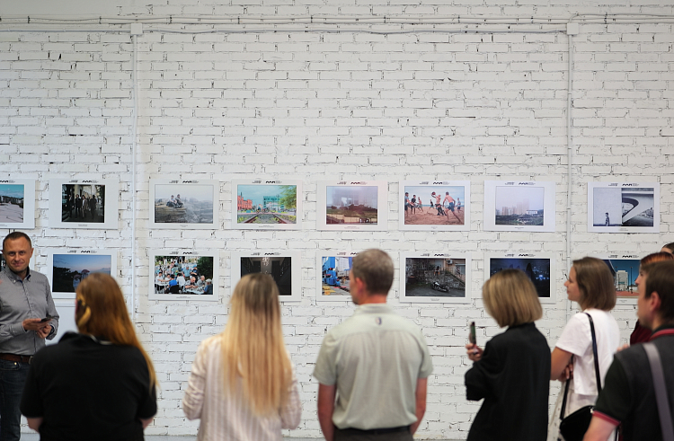 Фотовыставка о Владивостоке открылась в молодежном креативном пространстве.