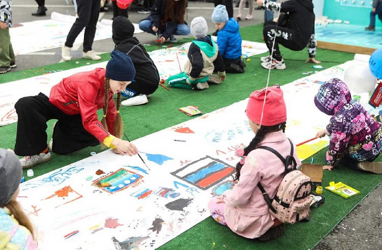 Патриотическими акциями и спортивными фестивалями отметят Первомай в Приморье.