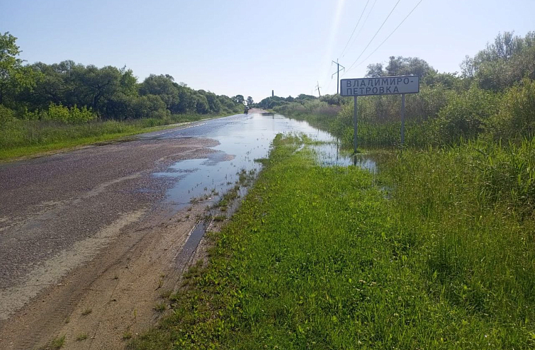 Более 60 переливов сохраняется на дорогах Приморья.