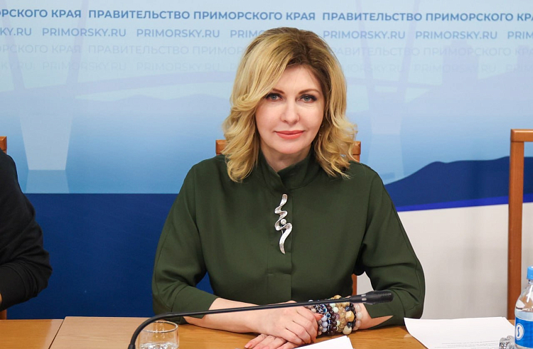 Олег Кожемяко вручил награду министру культуры и архивного дела Приморья.