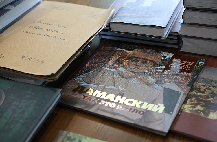 Уникальные книги о Приморье передали жителям Донбасса.