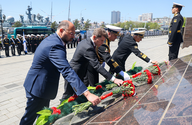 Глава Приморья почтил память военных моряков.