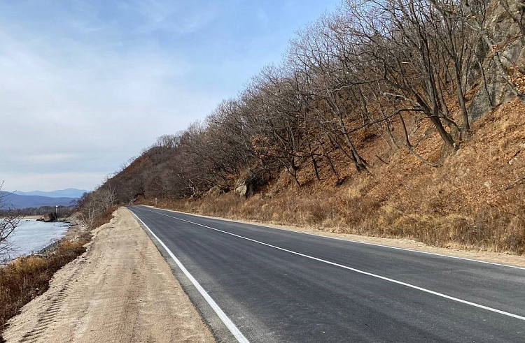 Более 7 километров дороги обновили в Ольгинском округе в Приморье.