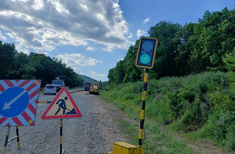 Более 12 километров дороги ремонтируют в Пограничном округе Приморья по нацпроекту.