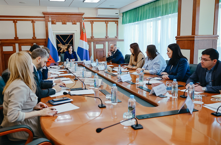 Планы развития креативной экономики обсудили в Приморье.