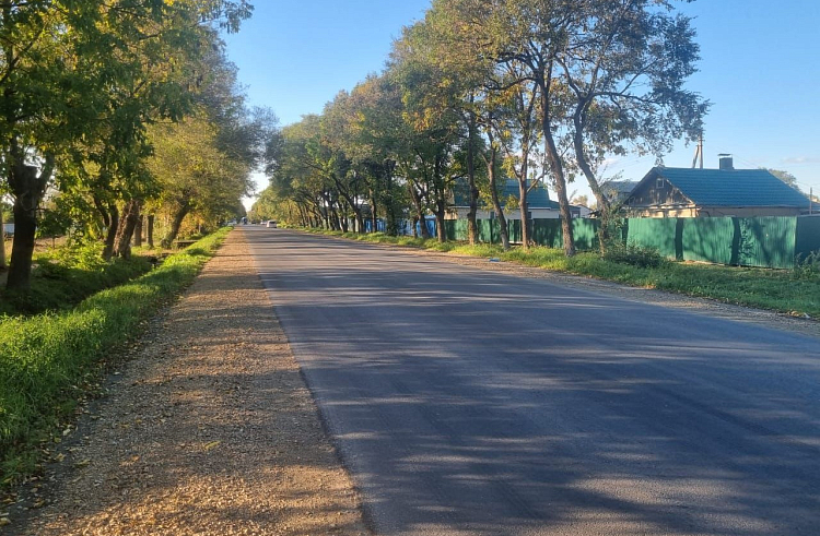 Дорогу в приморском Новоникольске отремонтировали по нацпроекту.