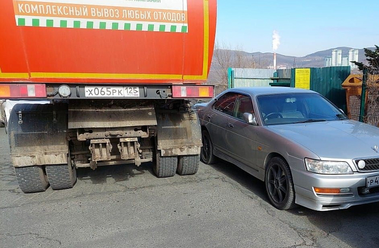 Приморцам напомнили об эвакуации авто за парковку возле мусорных площадок.