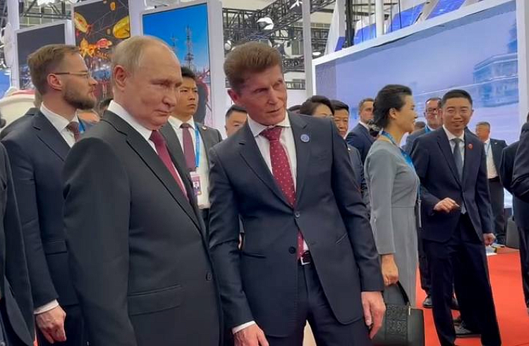 Владимир Путин стал первым гостем павильона Приморья на ЭКСПО в Харбине.