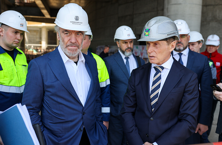 Строители приступили к отделке фасада культурно-образовательного комплекса в Приморье.