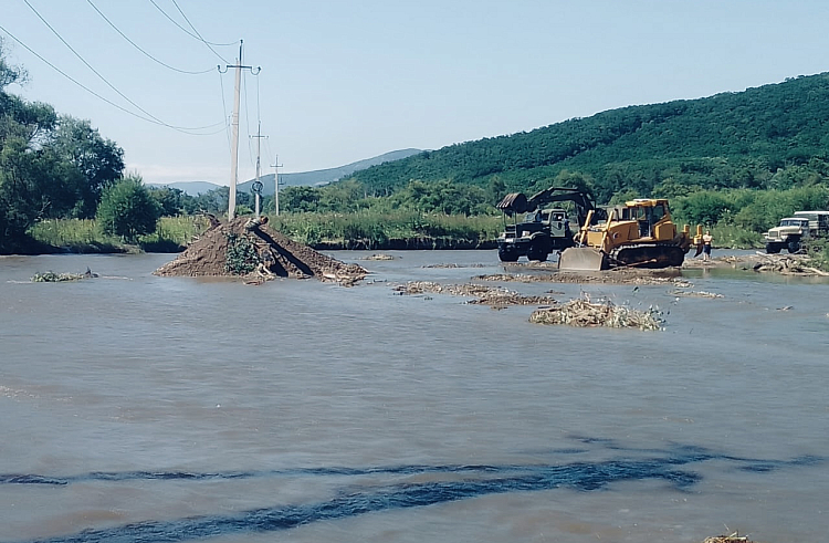 Энергетики Приморья устраняют последствия непогоды.