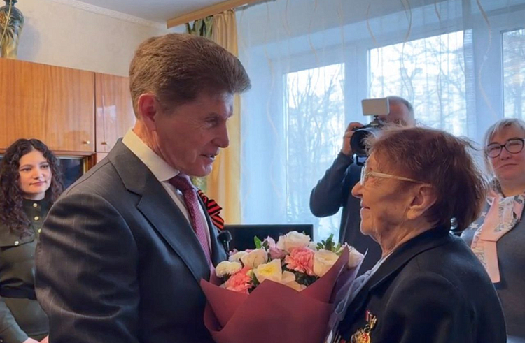 Губернатор Приморья поздравил ветерана Великой Отечественной войны с 99 -летием.