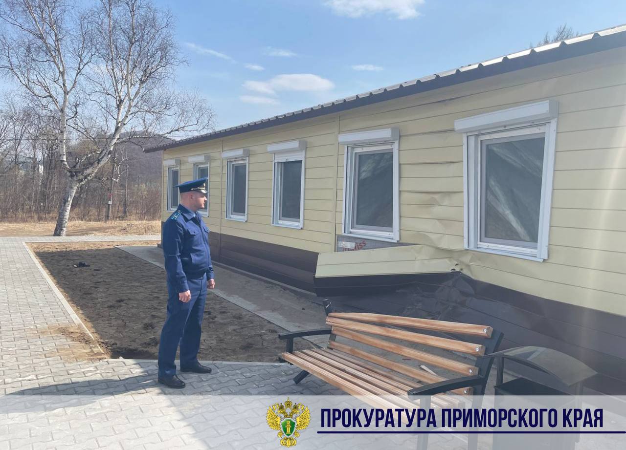Прокуратура Тернейского района поставила на контроль результаты административного расследования по факту столкновения автомобиля со зданием врачебной амбулатории в пгт. Терней..