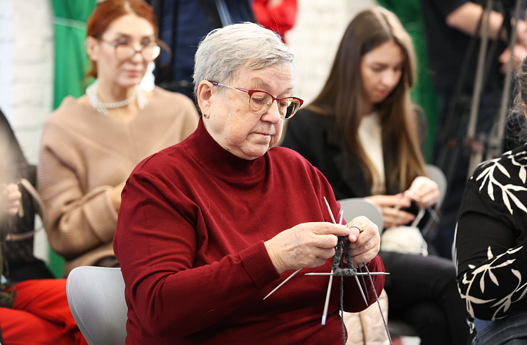 На 96 площадках приморцы сегодня вяжут носки и пишут письма для участников СВО.