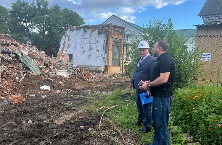 В Приморье демонтируют аварийную пристройку в школе.