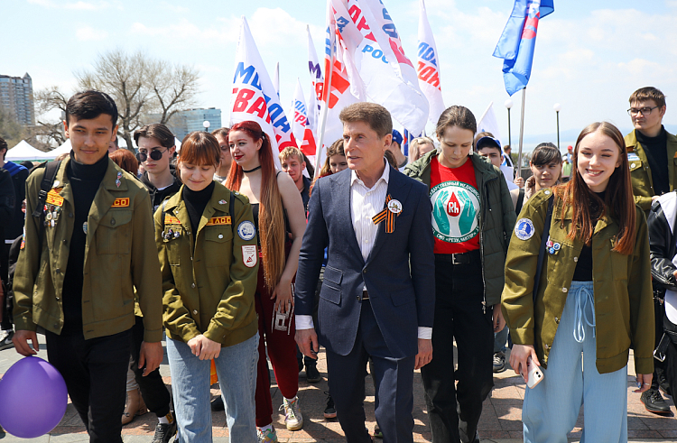 Олег Кожемяко поздравил приморцев с Первомаем.