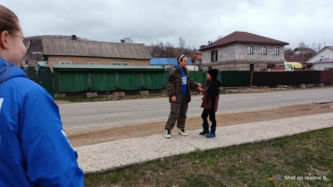 Активисты Молодой Гвардии продолжают проводить акцию «Георгиевская ленточка».