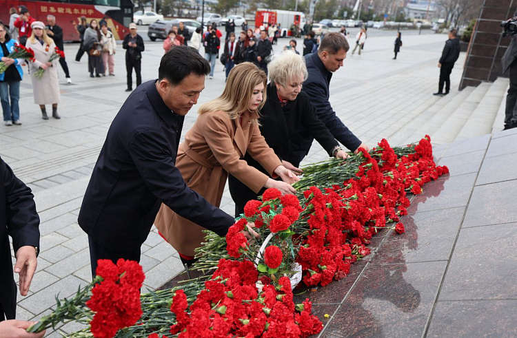 Представители КНДР возложили цветы к мемориалу «Боевая слава ТОФ» в столице Приморья.