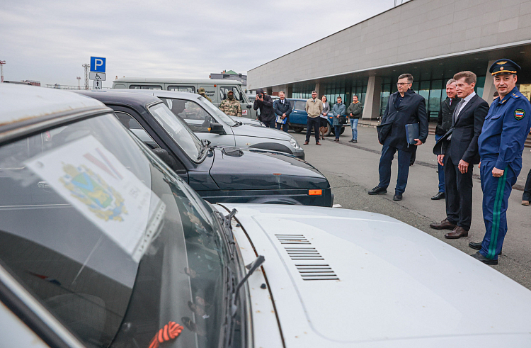 Партию внедорожников из Приморья передали бойцам СВО.