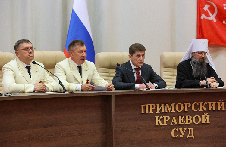 Олег Кожемяко поздравил приморских судей с Днём Победы.