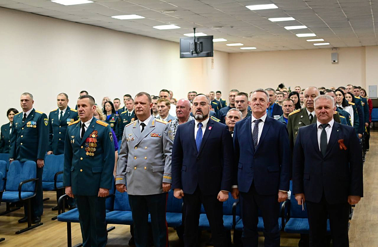 Приморские пожарные отмечают свой профессиональный праздник.