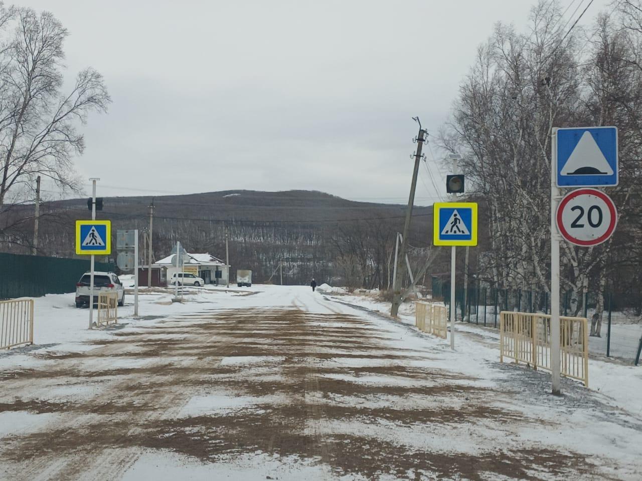 В п. Пластун проводится работа по обработке дорог противогололедным материалом.