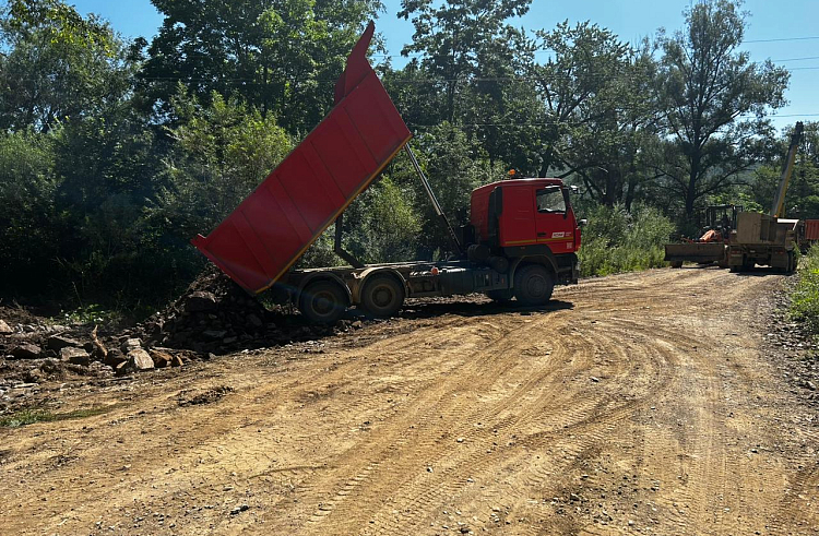 Дорожники восстанавливают проезды на поврежденных стихией трассах в Приморье.