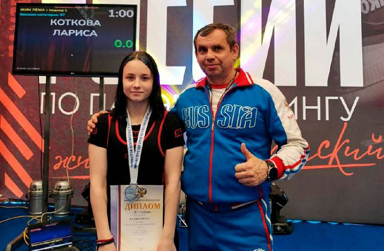 15-летняя спортсмена из Приморья выиграла чемпионат страны по пауэрлифтингу.