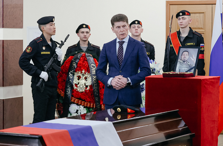 Губернатор Приморья почтил память погибшего бойца отряда «Тигр» Сергея Дмитриева.
