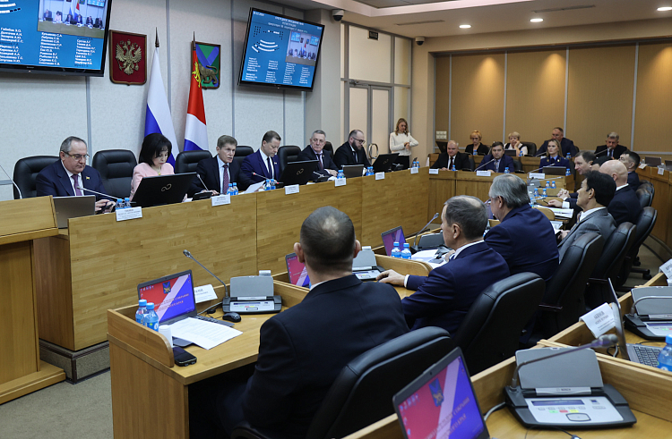 Олег Кожемяко поблагодарил депутатов Заксобрания Приморья за работу.