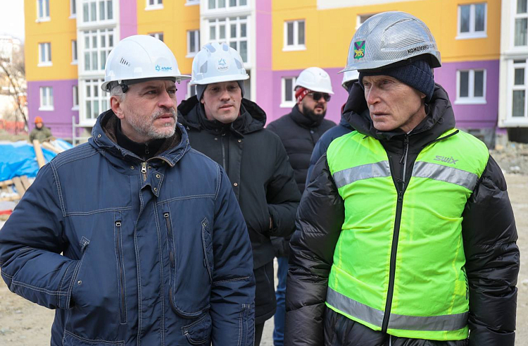 Олег Кожемяко держит на личном контроле строительство домов для переселения из аварийного жилья во Владивостоке.