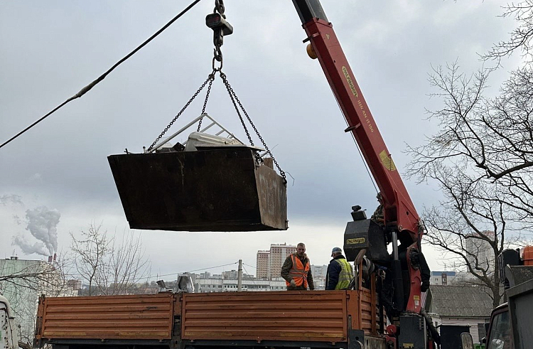 Нелегальный пункт приема металла закрыли в Тихвинском лесу столицы Приморья.