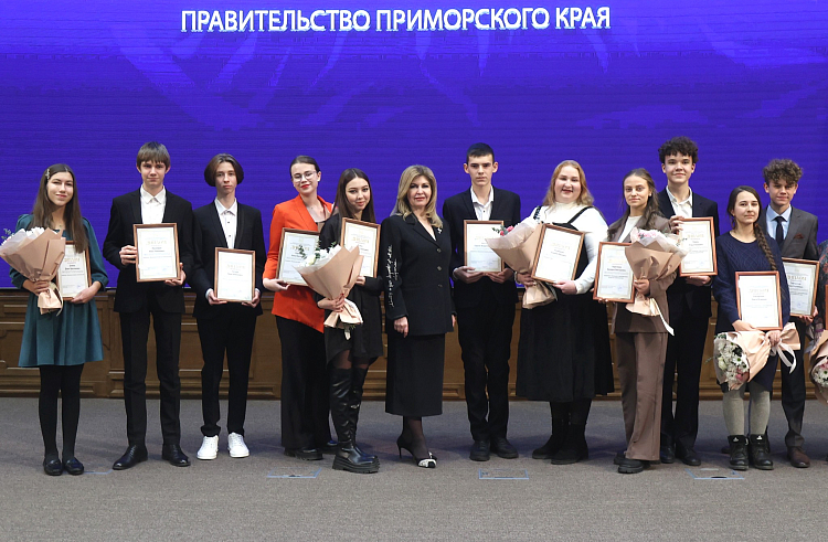 Студентов, получивших стипендию Губернатора, наградили в столице Приморья.