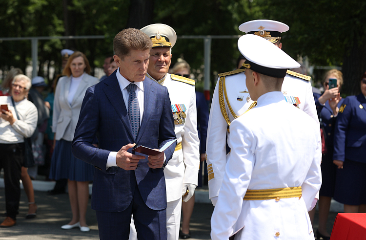 Губернатор Приморья вручил аттестаты выпускникам Нахимовского военно-морского училища.