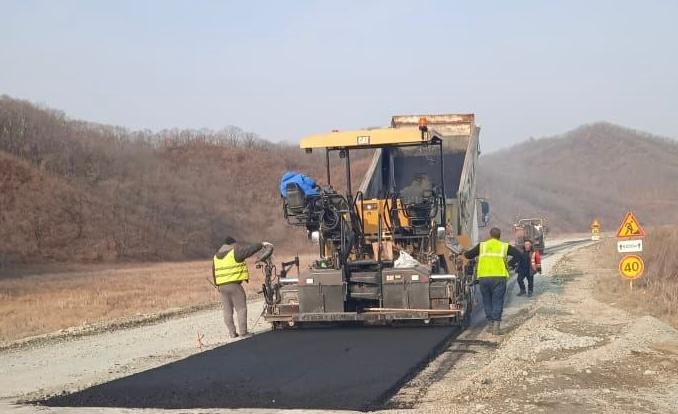 Укладка асфальта началась на дороге к приморскому селу Голубовка.