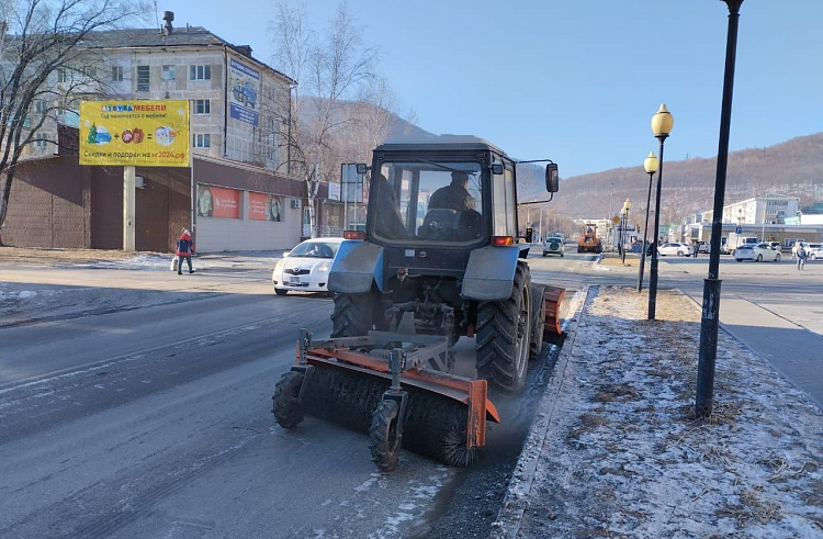 Почти 380 тонн противогололедных смесей распределили по дорогам Приморья за сутки.