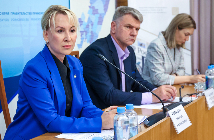 Гибкий график работы и наличие детских комнат на предприятиях: корпоративный демографический стандарт обсудили в Приморье.