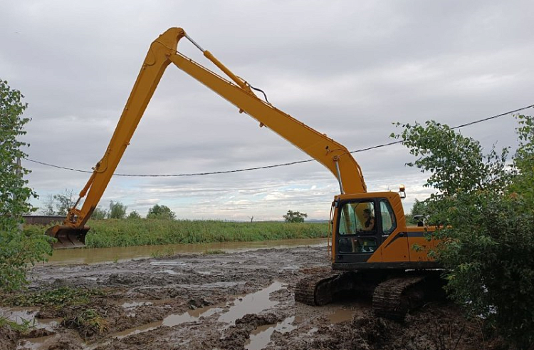 Более 65 километров русел рек расчищено в Приморье.