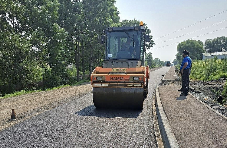 Укладка асфальта началась в приморском поселке Заводском.