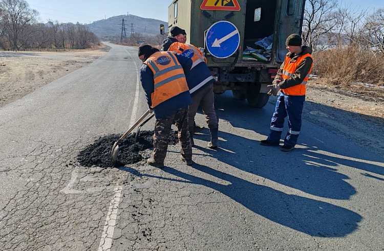 Более 6 тонн асфальтобетонной смеси использовали для ремонта проезда к поселку Посьет.