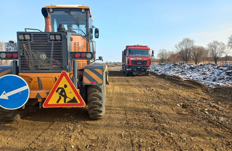 Пострадавшие от тайфунов дороги продолжают активно восстанавливать в Приморье.