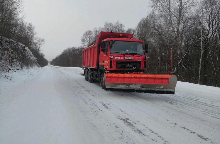 Примавтодор продолжает очистку приморских трасс от снега.