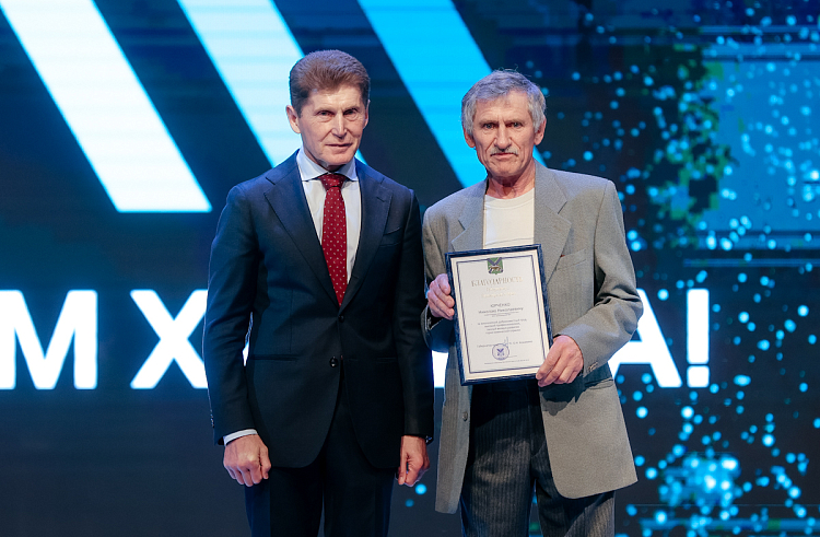 Олег Кожемяко поздравил приморских горнообогатителей с Днём химика.