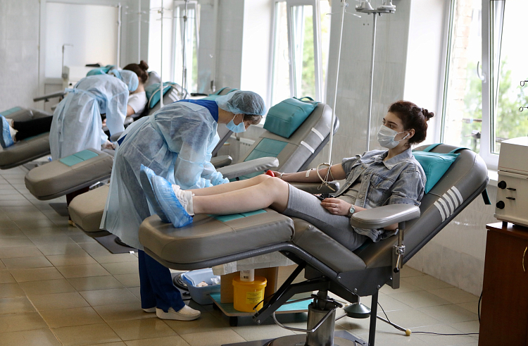 Более пяти тысяч почетных доноров получают ежегодную выплату в Приморье.