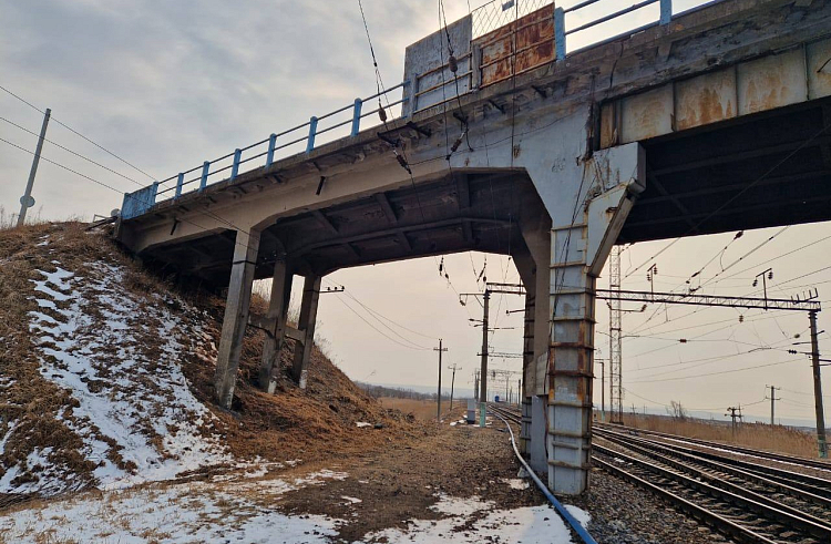 Демонтаж старого путепровода начали в Надеждинском районе Приморья.